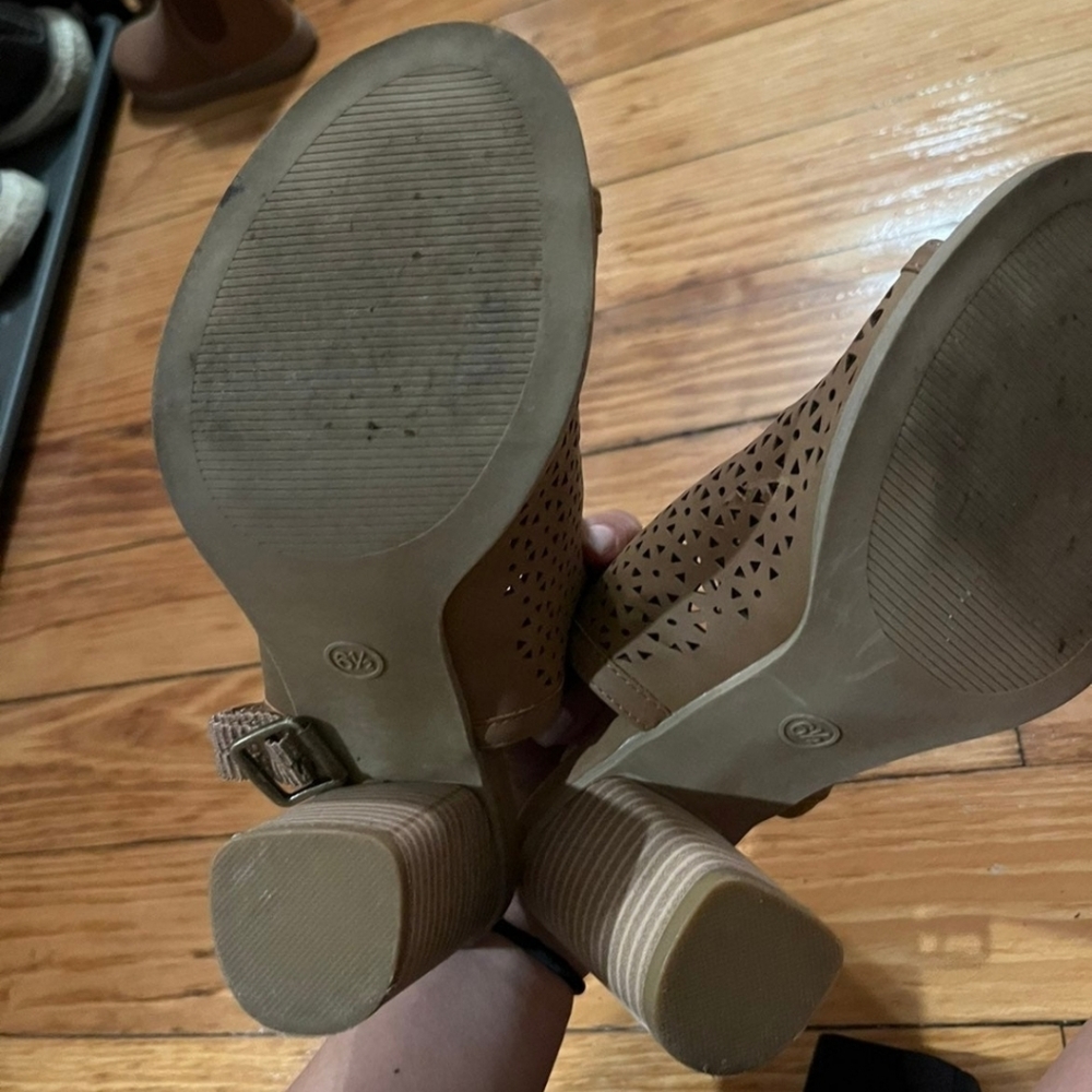 Universal Thread Brown Heels - Picture 3 of 4